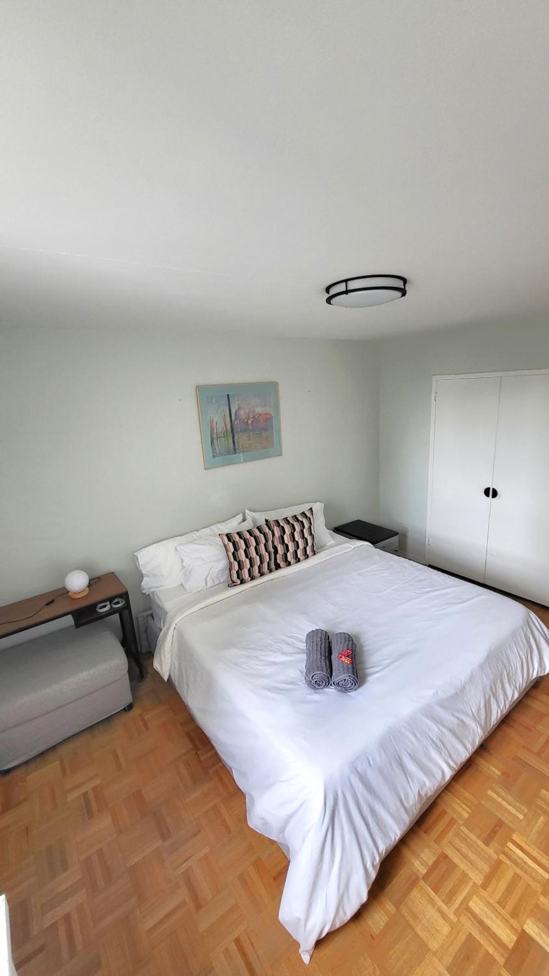 Downtown Gem By The Subway Apartment Торонто Екстериор снимка
